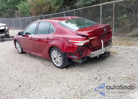 2018 Toyota Camry Hybrid Xle z USA, uszkodzony, nr VIN 4T1B21HK2JU505428